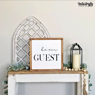 Farmhouse Design Schild "be our guest" - 20x20 - mit Rahmen