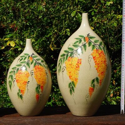 Vase mit orangefarbenen Blütenknospen
