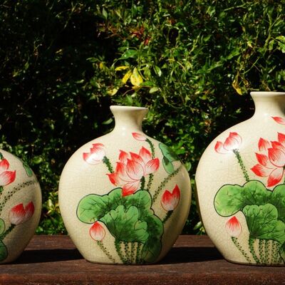 Vase bourgeon plat fleurs de lotus rouge