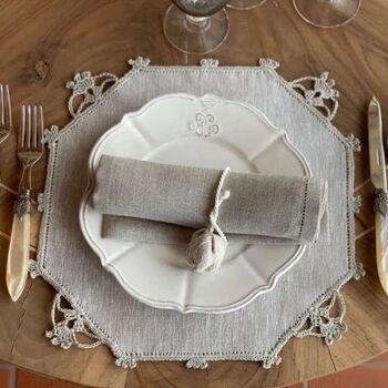Set de table rond en lin et coton gris orné de dentelle faite à la main 3