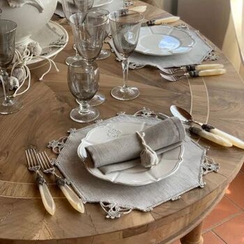 Set de table rond en lin et coton gris orné de dentelle faite à la main 4