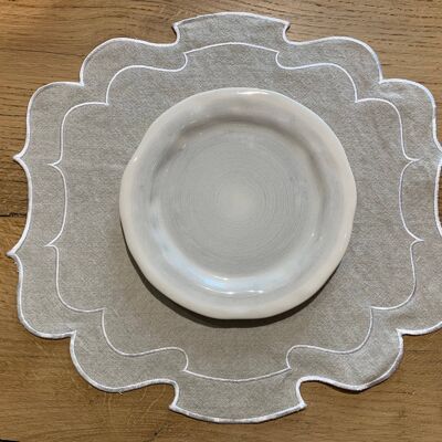 Plain dove gray placemat with scalloped finish, 39 x 42 cm