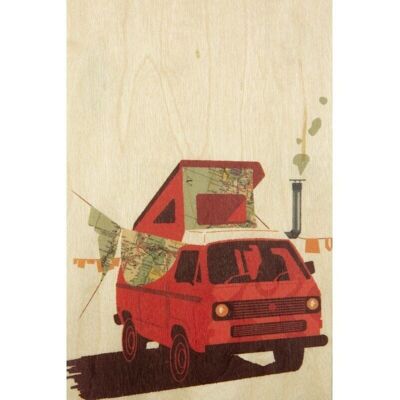 Postal de madera- furgoneta roja de viaje
