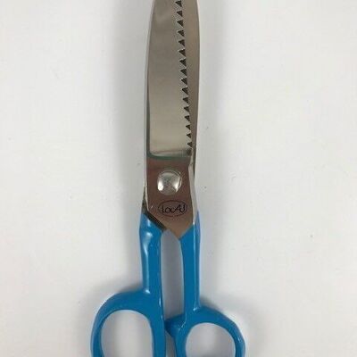 Strong serrated scissors