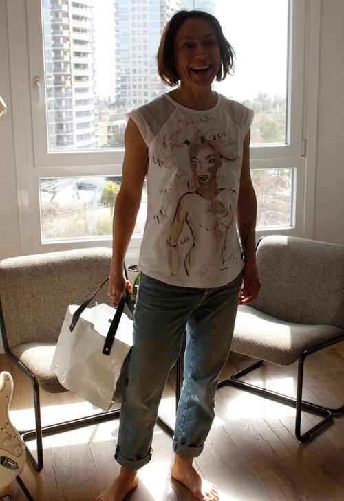 Camiseta blanca pintada a mano por Natalia Politowa con mangas en organza