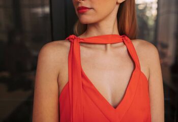 Mini-robe orange avec bretelle à nœud et décolleté en V 4