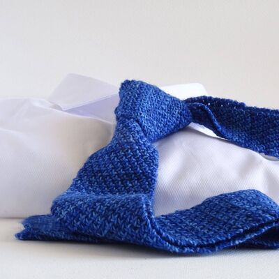 Cravate tricotée à la main en cobalt profond