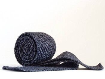 Cravate tricotée à la main en graphite doux 2