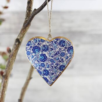 Coeur de cintre décoratif en métal avec fleurs bleues 2