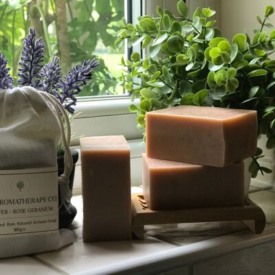 Savon Végétalien Vétiver & Géranium Rose | Une compagnie d'aromathérapie.