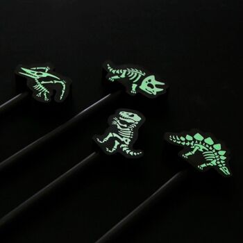 Crayon de dinosaure avec Glow in the Dark Skeleton Eraser Topper 2