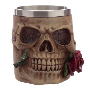 Crânes décoratifs et chope de roses 4
