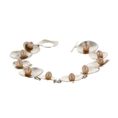Bracelet in yellowed silver and pearly beads