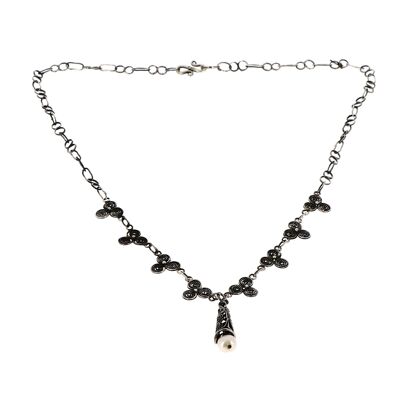 Collier en argent légèrement noirci avec perle nacrée