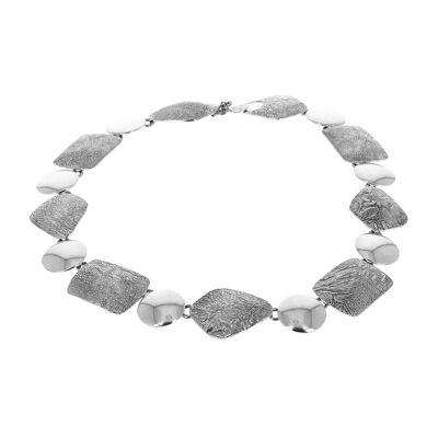 Crumpled and smooth silver necklace with geometric shapes