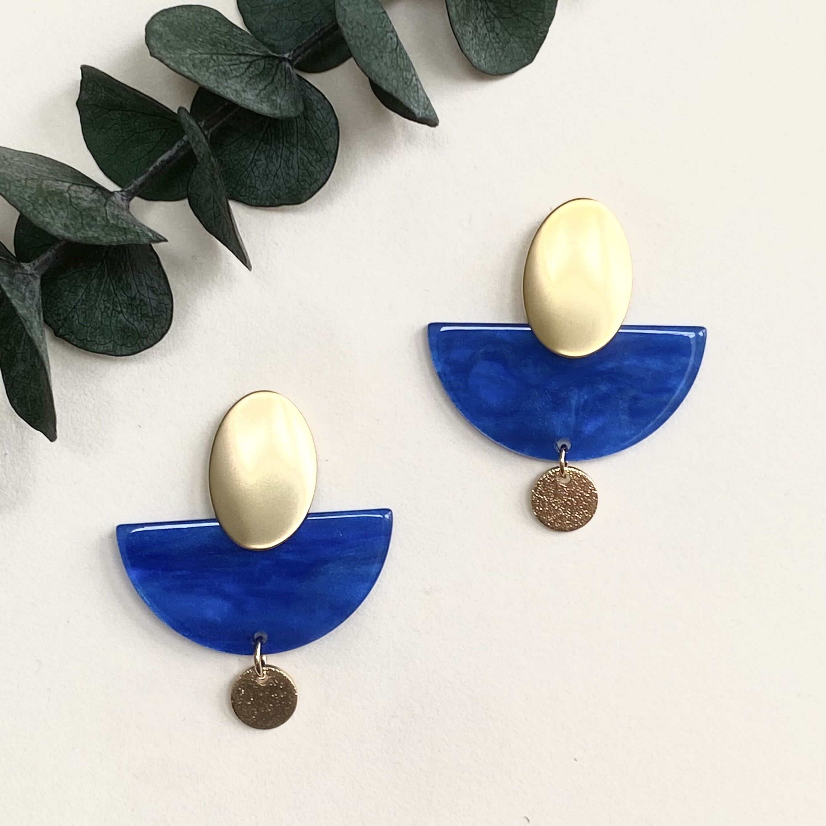 Orecchini dorati con oro fino e acetato.