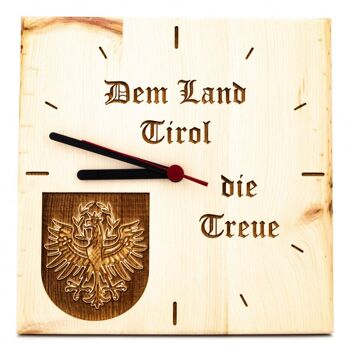 Horloge murale en pin cembro Aigle du Tyrol aspect 3D avec lettrage 2