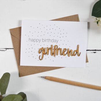 Carte de mots en bois de petite amie de joyeux anniversaire
