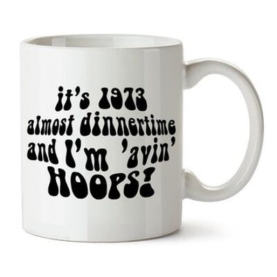 Taza inspirada en Life On Mars, Ashes To Ashes - Es 1973, casi la hora de la cena y soy 'Avin' Hoops