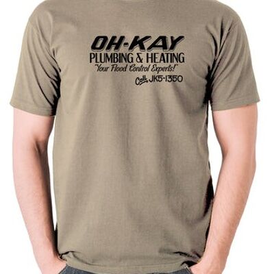 Camiseta inspirada en Solo en casa - Oh-Kay Plomería y calefacción Sus expertos en control de inundaciones caqui