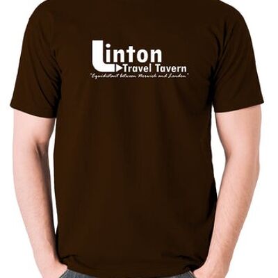 Camiseta inspirada en Alan Partridge - Linton Travel Tavern equidistante entre Norwich y Londres chocolate