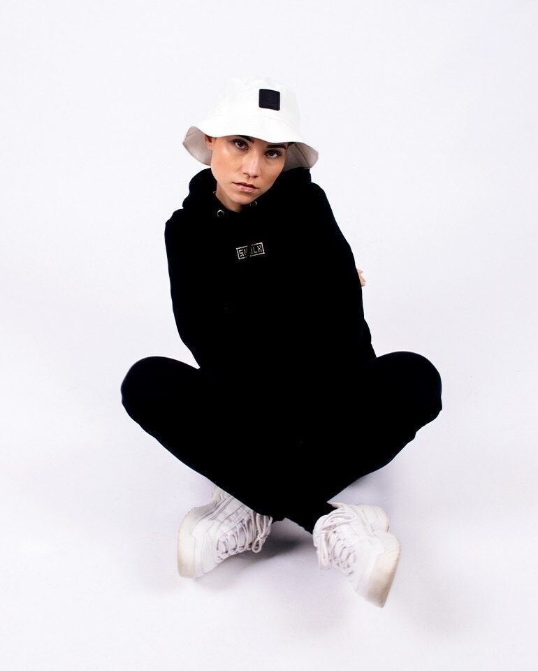 Felpa con cappuccio nera lucida