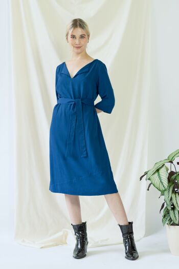 Catherine | Robe en bleu classique avec ceinture en option 4