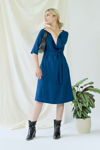 Catherine | Robe en bleu classique avec ceinture en option 8
