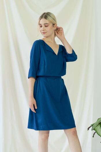 Catherine | Robe en bleu classique avec ceinture en option 10