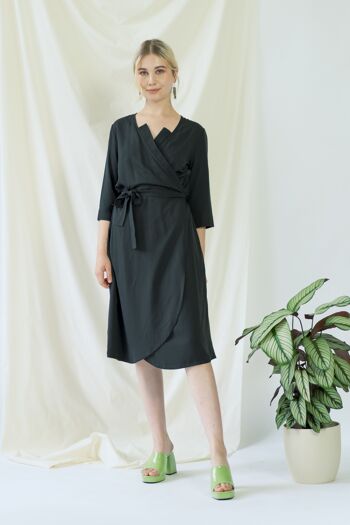 Marlene | Robe portefeuille élégante en noir 6