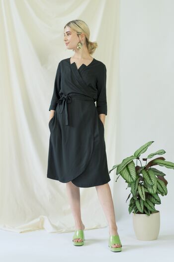 Marlene | Robe portefeuille élégante en noir 8