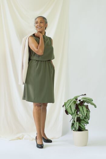 Bella | Robe drapée sans manches en vert olive 7