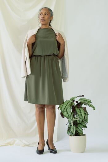 Bella | Robe drapée sans manches en vert olive 9
