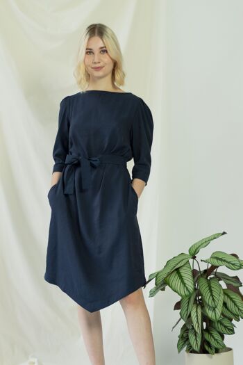 Teresa | Robe angulaire ceinturée bleu marine 2