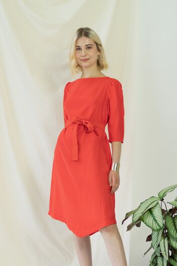 Teresa | Robe angulaire ceinturée en corail 1