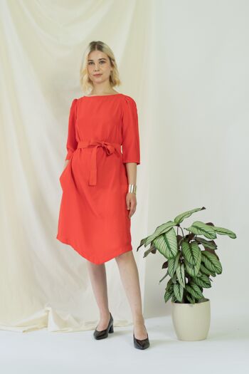 Teresa | Robe angulaire ceinturée en corail 2