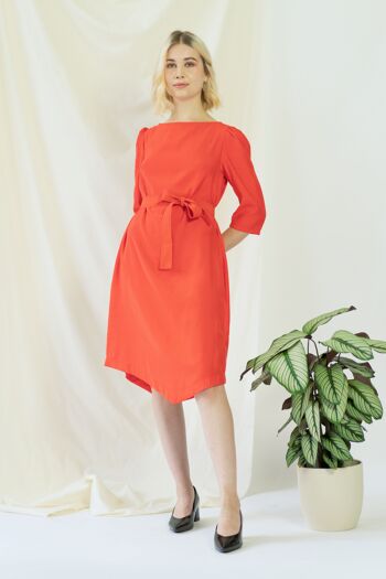 Teresa | Robe angulaire ceinturée en corail 3