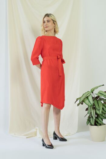 Teresa | Robe angulaire ceinturée en corail 4