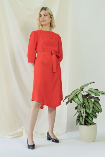 Teresa | Robe angulaire ceinturée en corail 6