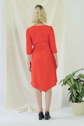 Teresa | Robe angulaire ceinturée en corail 7