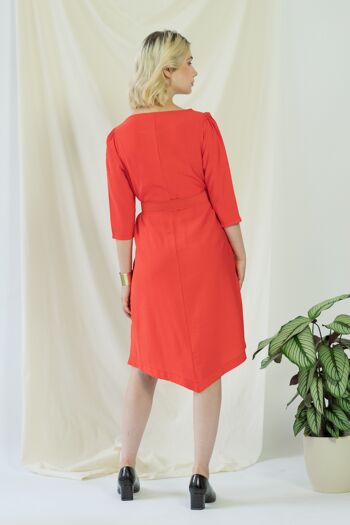 Teresa | Robe angulaire ceinturée en corail 10