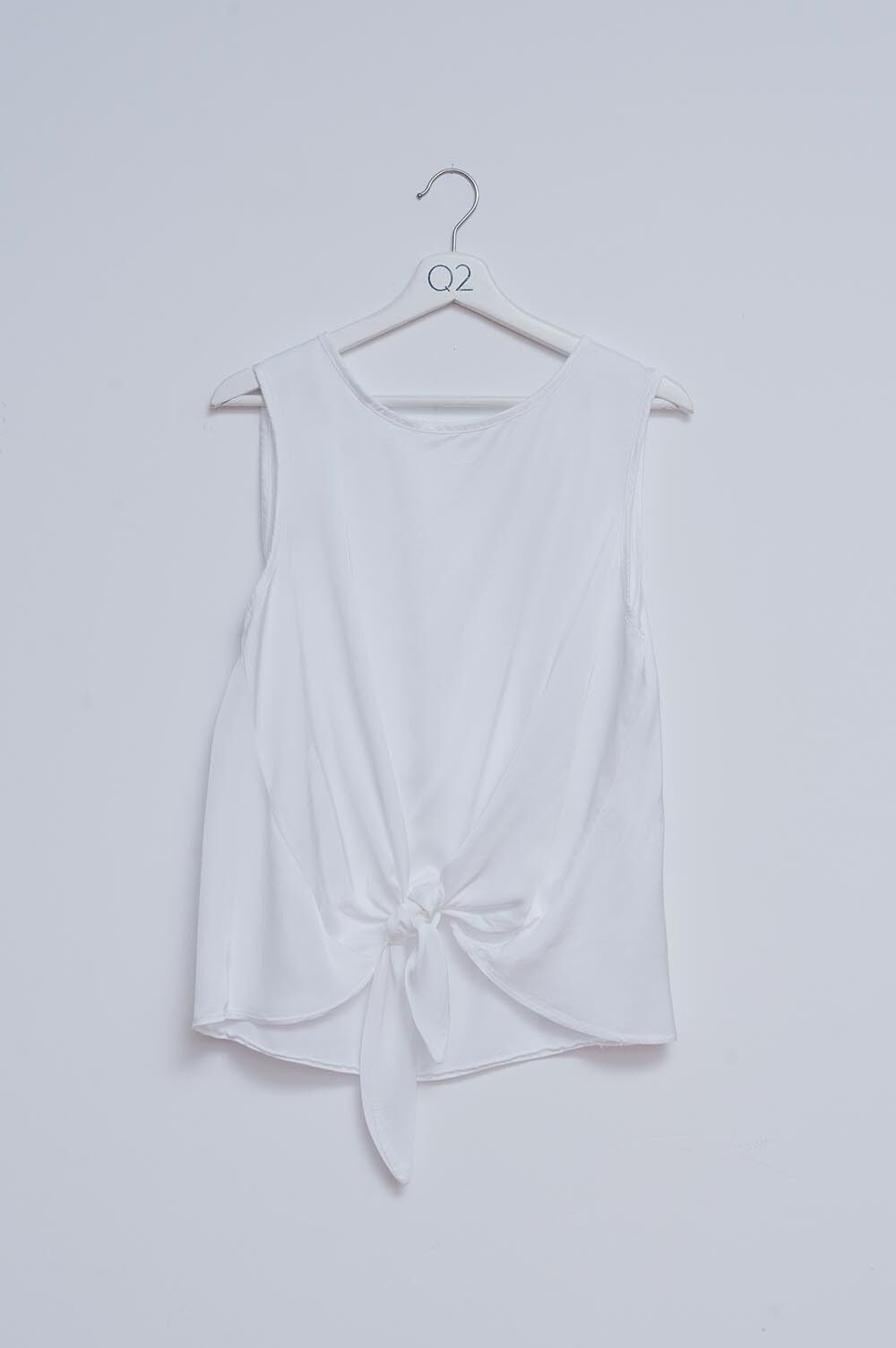 Oberteil aus Satin mit Knoten vorne in Weiß