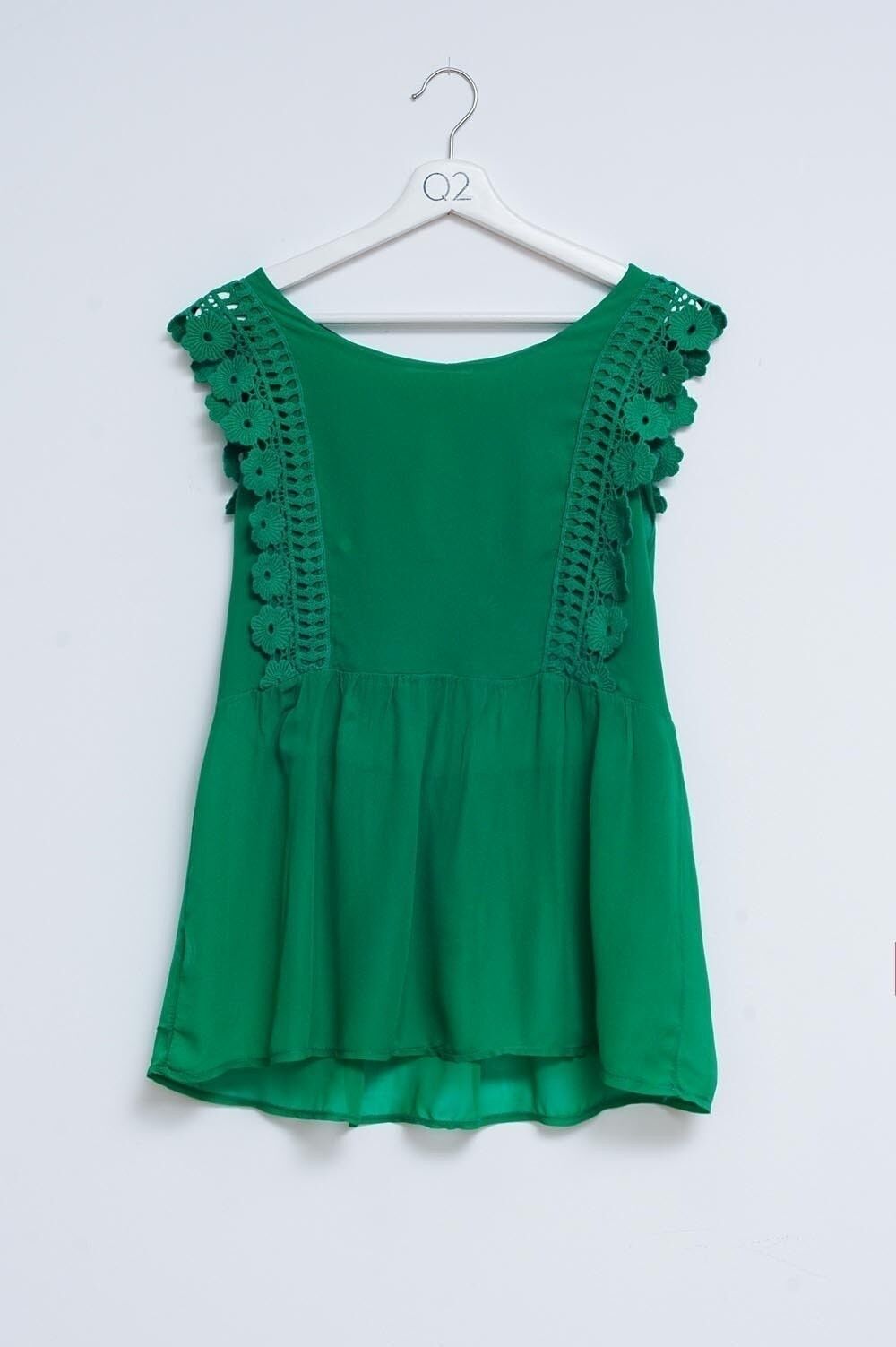 Top mit Broderie-Rüschendetail in Grün