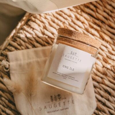 An island - Handmade candle scented with natural soy wax