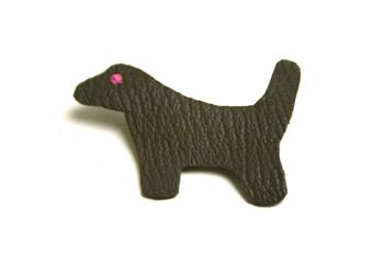 Broche cuir minimaliste chien cuir de chèvre sans chrome 1