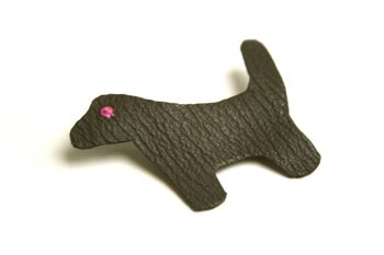 Broche cuir minimaliste chien cuir de chèvre sans chrome 4