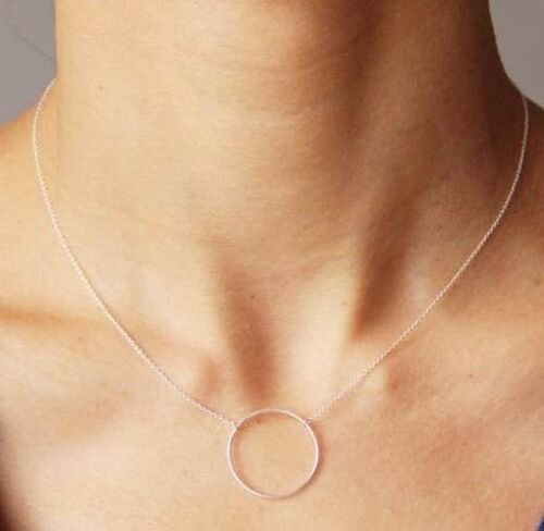 Collier fin cercle strié argenté court minimaliste