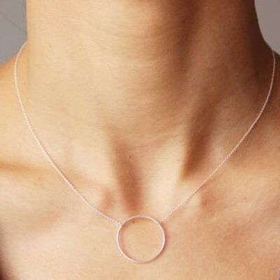 Collana sottile minimalista a cerchio striato in argento corto