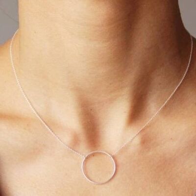 Minimalist short silver striated circle thin necklace