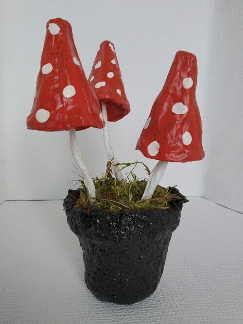 3 CHAMPIGNONS ROUGES EN POT, en papier mâché, 20 cm de haut